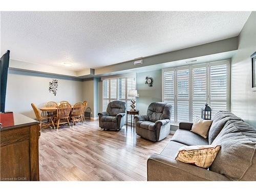 3267 King Street, Kitchener, ON - Indoor Photo Showing Living Room
