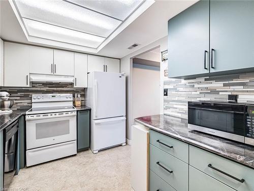3267 King Street, Kitchener, ON - Indoor Photo Showing Kitchen