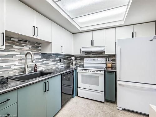 3267 King Street, Kitchener, ON - Indoor Photo Showing Kitchen
