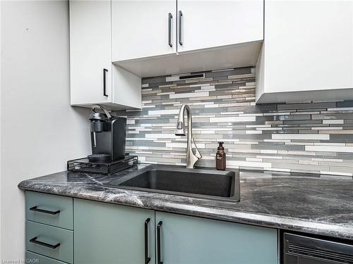 3267 King Street, Kitchener, ON - Indoor Photo Showing Kitchen