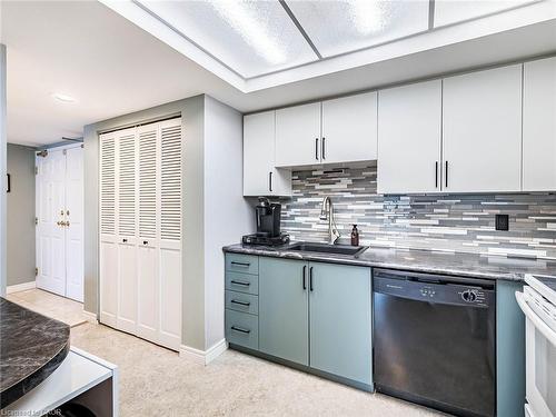 3267 King Street, Kitchener, ON - Indoor Photo Showing Kitchen