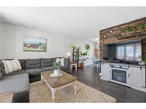 627 Pineridge Road, Waterloo, ON - Indoor Photo Showing Living Room