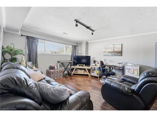 627 Pineridge Road, Waterloo, ON - Indoor Photo Showing Living Room