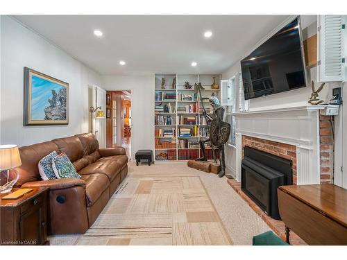 267 Victoria Street, Niagara-On-The-Lake, ON - Indoor Photo Showing Living Room With Fireplace