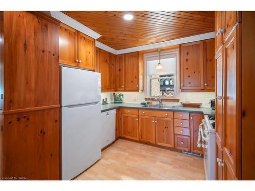 267 Victoria Street, Niagara-On-The-Lake, ON - Indoor Photo Showing Kitchen With Double Sink