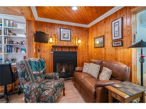 267 Victoria Street, Niagara-On-The-Lake, ON - Indoor Photo Showing Living Room With Fireplace