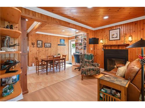 267 Victoria Street, Niagara-On-The-Lake, ON - Indoor Photo Showing Living Room With Fireplace
