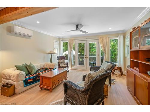 267 Victoria Street, Niagara-On-The-Lake, ON - Indoor Photo Showing Living Room