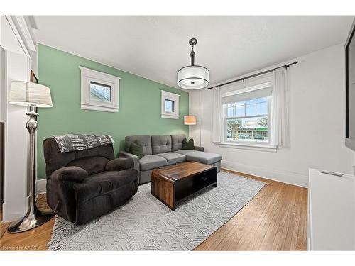 10 Speedvale Avenue W, Guelph, ON - Indoor Photo Showing Living Room