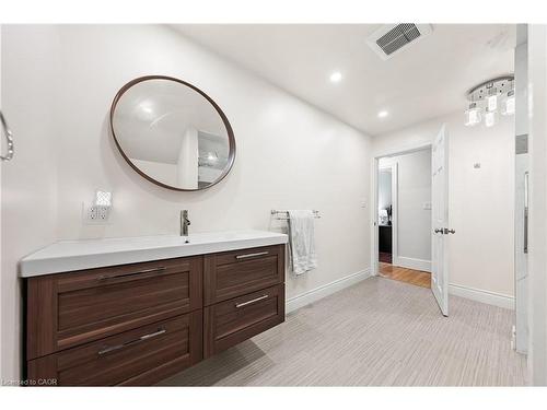 10 Speedvale Avenue W, Guelph, ON - Indoor Photo Showing Bathroom