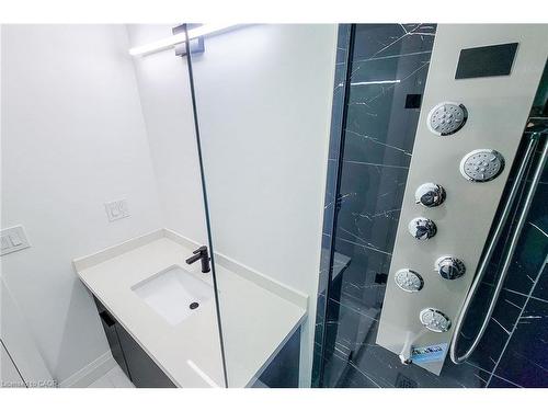 8 Devonport Street, Hamilton, ON - Indoor Photo Showing Bathroom