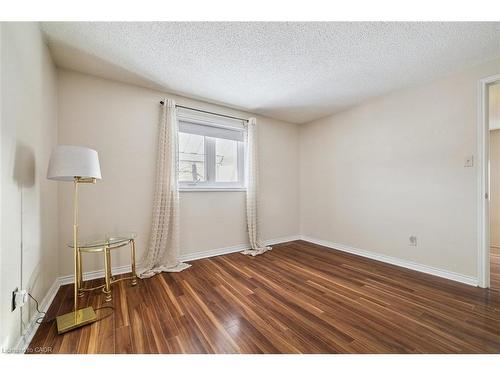 10 Finch Place, Hamilton, ON - Indoor Photo Showing Other Room