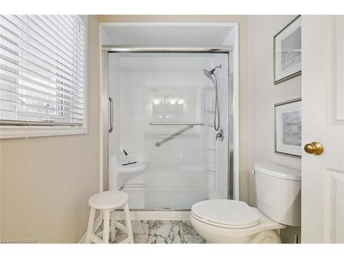 10 Finch Place, Hamilton, ON - Indoor Photo Showing Bathroom