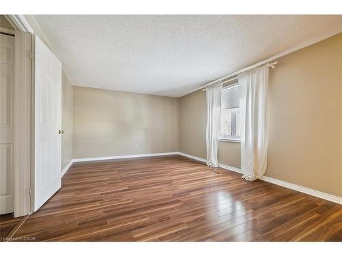 10 Finch Place, Hamilton, ON - Indoor Photo Showing Other Room