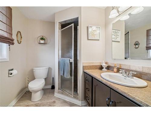 10 Finch Place, Hamilton, ON - Indoor Photo Showing Bathroom