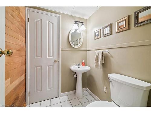 10 Finch Place, Hamilton, ON - Indoor Photo Showing Bathroom