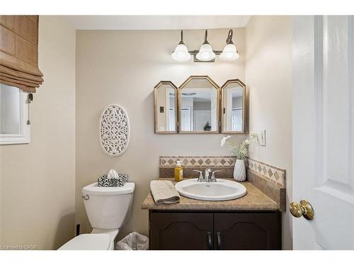 10 Finch Place, Hamilton, ON - Indoor Photo Showing Bathroom