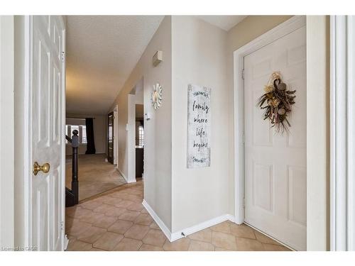 10 Finch Place, Hamilton, ON - Indoor Photo Showing Other Room