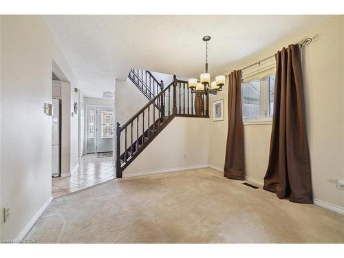 10 Finch Place, Hamilton, ON - Indoor Photo Showing Other Room