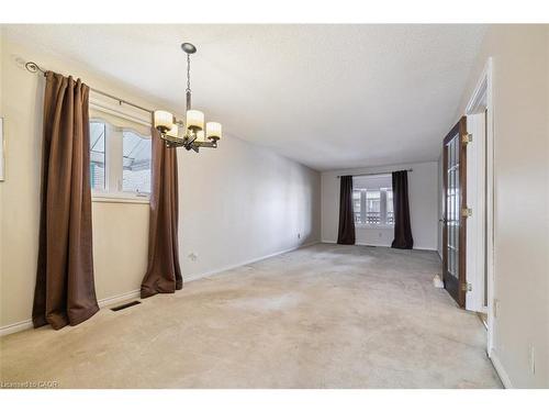 10 Finch Place, Hamilton, ON - Indoor Photo Showing Other Room