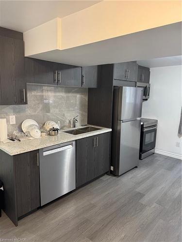 2-107 Victoria Avenue N, Hamilton, ON - Indoor Photo Showing Kitchen