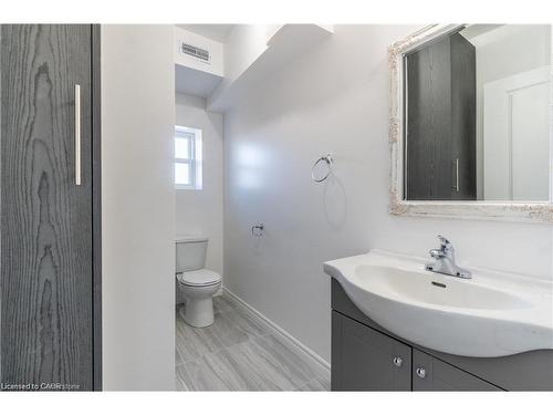 2-107 Victoria Avenue N, Hamilton, ON - Indoor Photo Showing Bathroom
