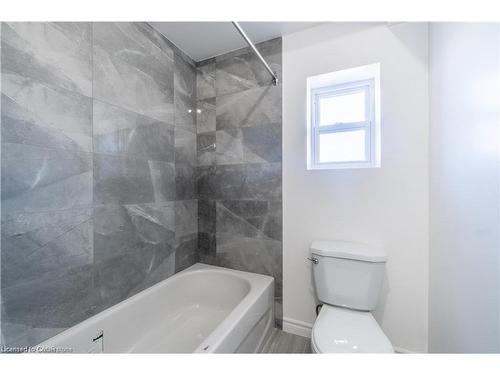 2-107 Victoria Avenue N, Hamilton, ON - Indoor Photo Showing Bathroom