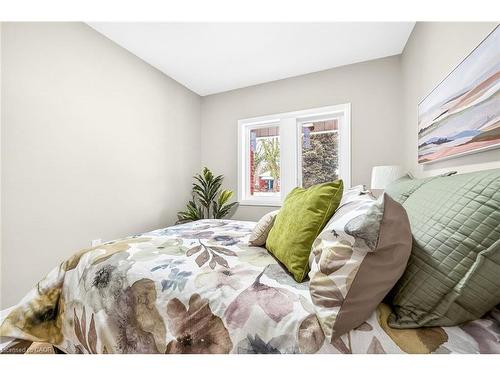 257 Broadway Avenue, Hamilton, ON - Indoor Photo Showing Bedroom