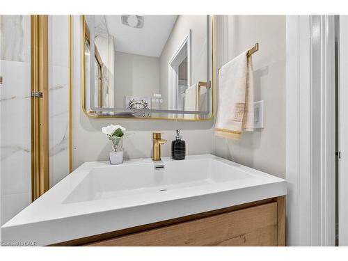 257 Broadway Avenue, Hamilton, ON - Indoor Photo Showing Bathroom