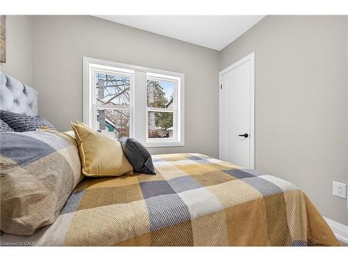 257 Broadway Avenue, Hamilton, ON - Indoor Photo Showing Bedroom