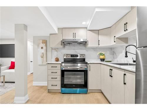 257 Broadway Avenue, Hamilton, ON - Indoor Photo Showing Kitchen