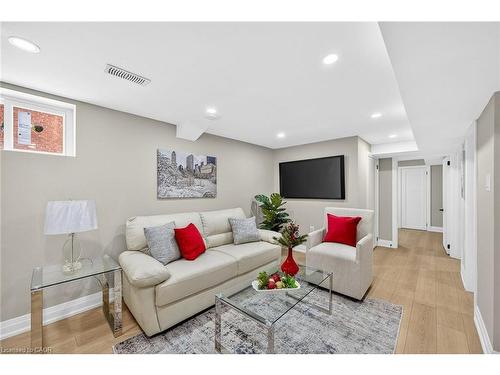 257 Broadway Avenue, Hamilton, ON - Indoor Photo Showing Living Room