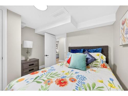 257 Broadway Avenue, Hamilton, ON - Indoor Photo Showing Bedroom
