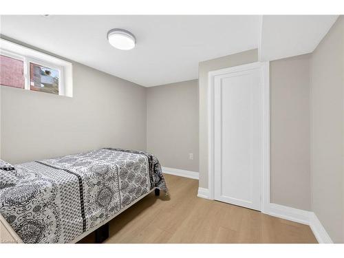 257 Broadway Avenue, Hamilton, ON - Indoor Photo Showing Bedroom