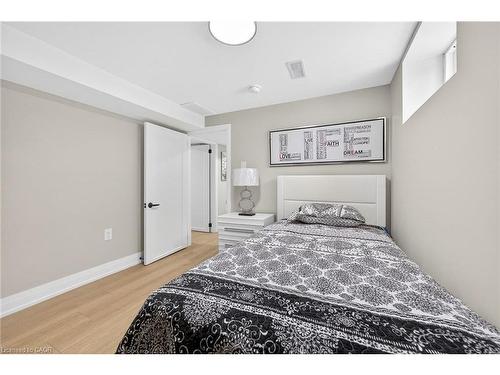257 Broadway Avenue, Hamilton, ON - Indoor Photo Showing Bedroom