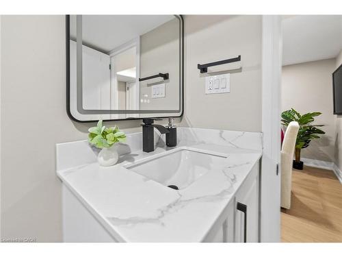 257 Broadway Avenue, Hamilton, ON - Indoor Photo Showing Bathroom