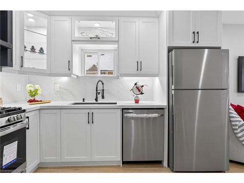 257 Broadway Avenue, Hamilton, ON - Indoor Photo Showing Kitchen With Upgraded Kitchen