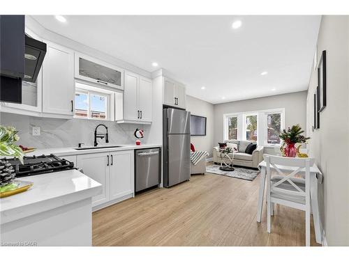257 Broadway Avenue, Hamilton, ON - Indoor Photo Showing Kitchen With Upgraded Kitchen