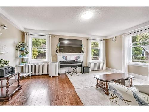 14-25 Mountwood Avenue, Hamilton, ON - Indoor Photo Showing Living Room