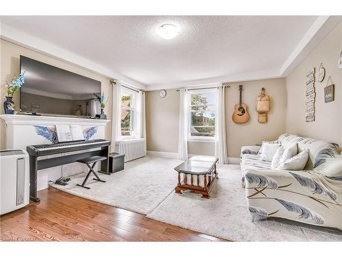 14-25 Mountwood Avenue, Hamilton, ON - Indoor Photo Showing Living Room