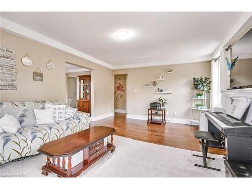 14-25 Mountwood Avenue, Hamilton, ON - Indoor Photo Showing Living Room