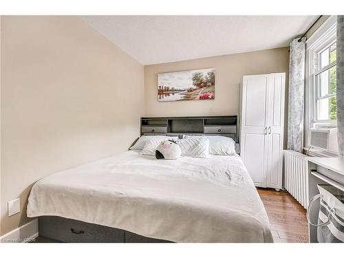 14-25 Mountwood Avenue, Hamilton, ON - Indoor Photo Showing Bedroom