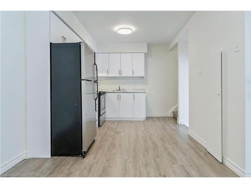 512-270 Montmorency Drive, Hamilton, ON - Indoor Photo Showing Kitchen