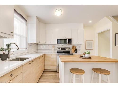284 Westcourt Place, Waterloo, ON - Indoor Photo Showing Kitchen With Upgraded Kitchen