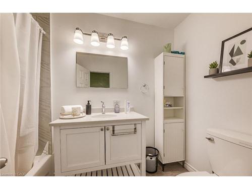 284 Westcourt Place, Waterloo, ON - Indoor Photo Showing Bathroom