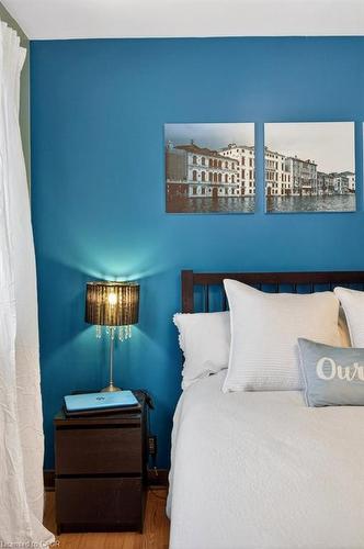 426 East 37Th Street, Hamilton, ON - Indoor Photo Showing Bedroom