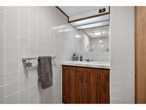 426 East 37Th Street, Hamilton, ON - Indoor Photo Showing Bathroom