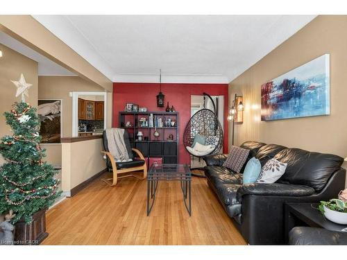 426 East 37Th Street, Hamilton, ON - Indoor Photo Showing Living Room