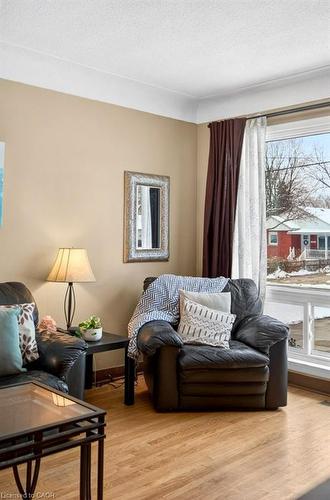 426 East 37Th Street, Hamilton, ON - Indoor Photo Showing Living Room