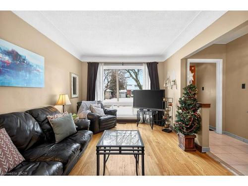 426 East 37Th Street, Hamilton, ON - Indoor Photo Showing Living Room